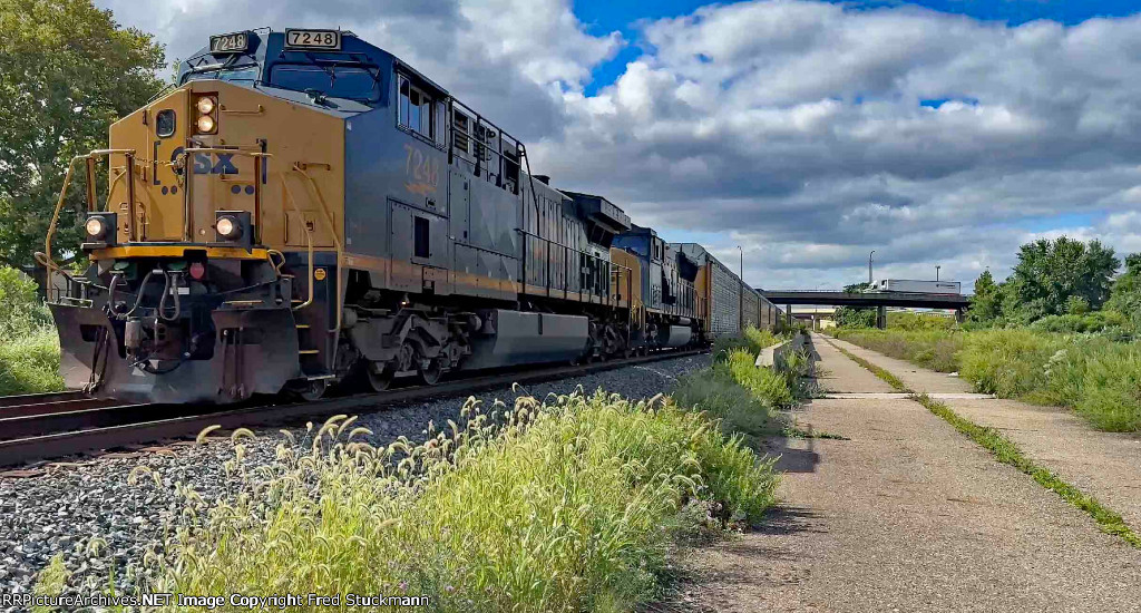 CSX 7246 leads M276.